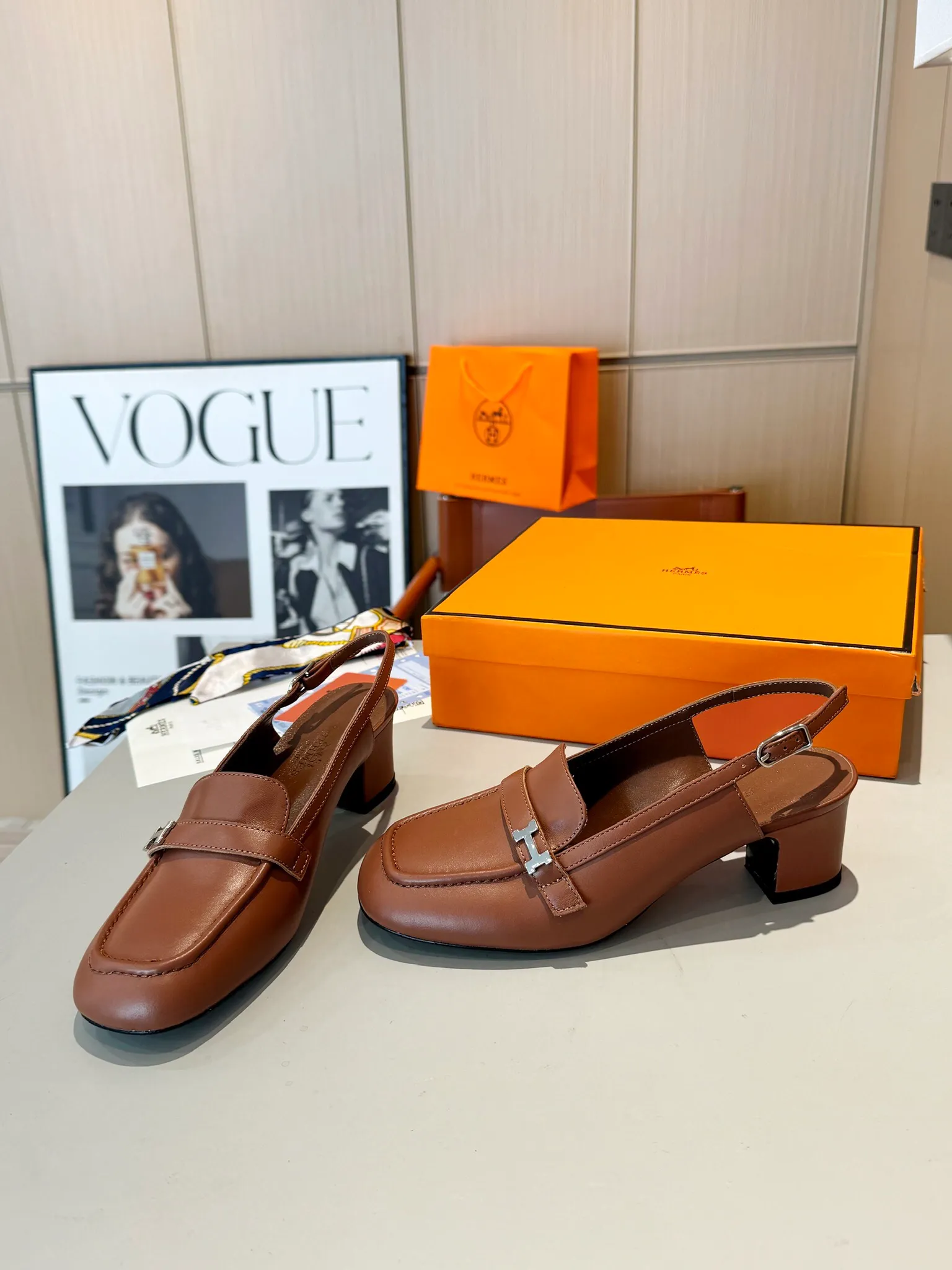 👟👟Ex-factory price 520👟👟 Hermes Groupie square-toe H-buckle mules, half-drag high heels and flat heels; the foot feel at the counter is invincible, groupie Mule shoes are made of h-buckle canvas and calfskin with mini silver Paris shoe buckles and contrasting piping. They are super beautiful in real life. Upper: imported original calfskin/original molded fabric. Lining: sheepskin. Outsole: Italian genuine leather outsole. Original packaging. Heel height: 5cm and 2 types of flat heel. Size: 35-41 (customized in size 42). Color: 6 colors.
